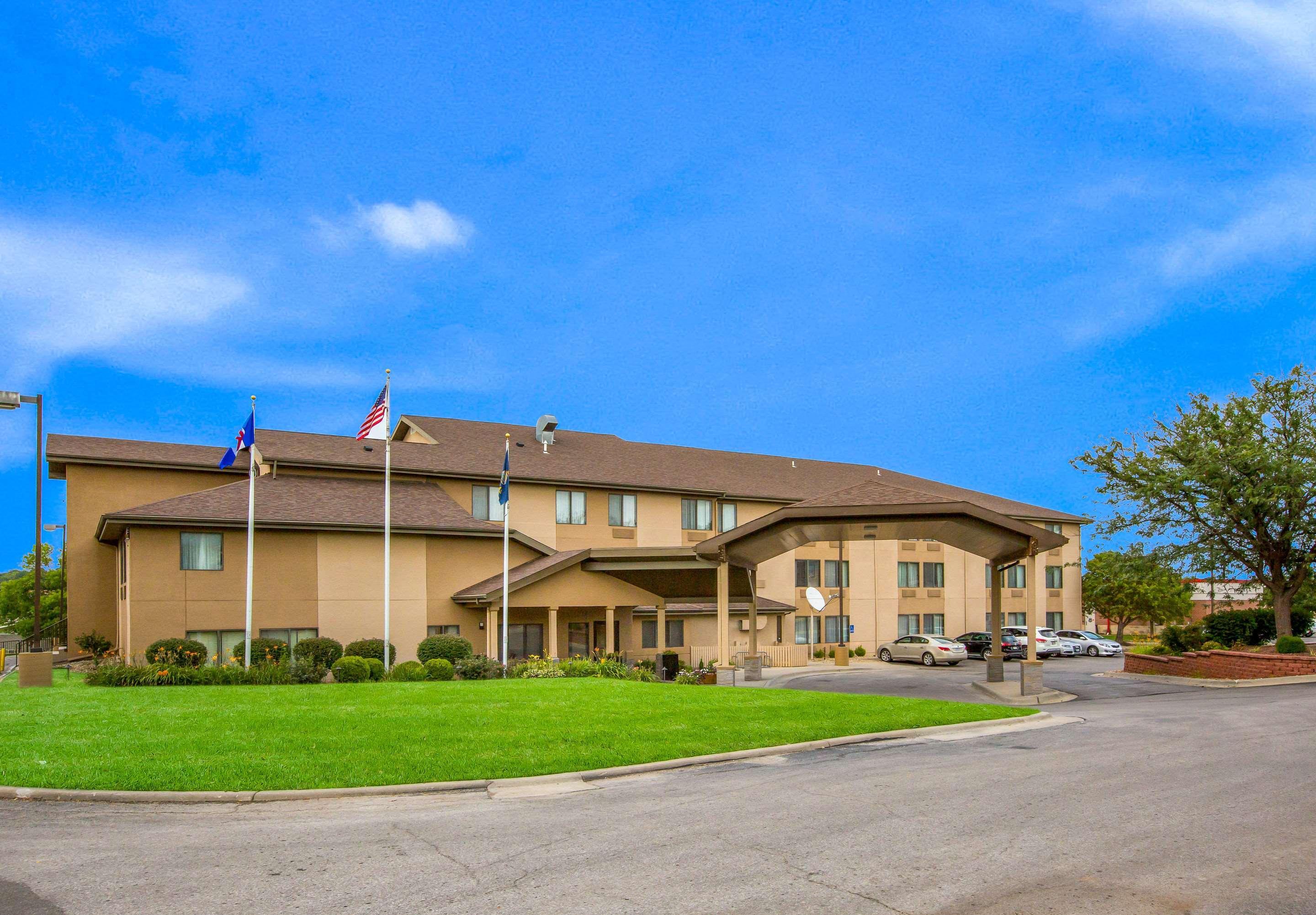 Quality Inn & Suites Lawrence - University Area Exterior foto