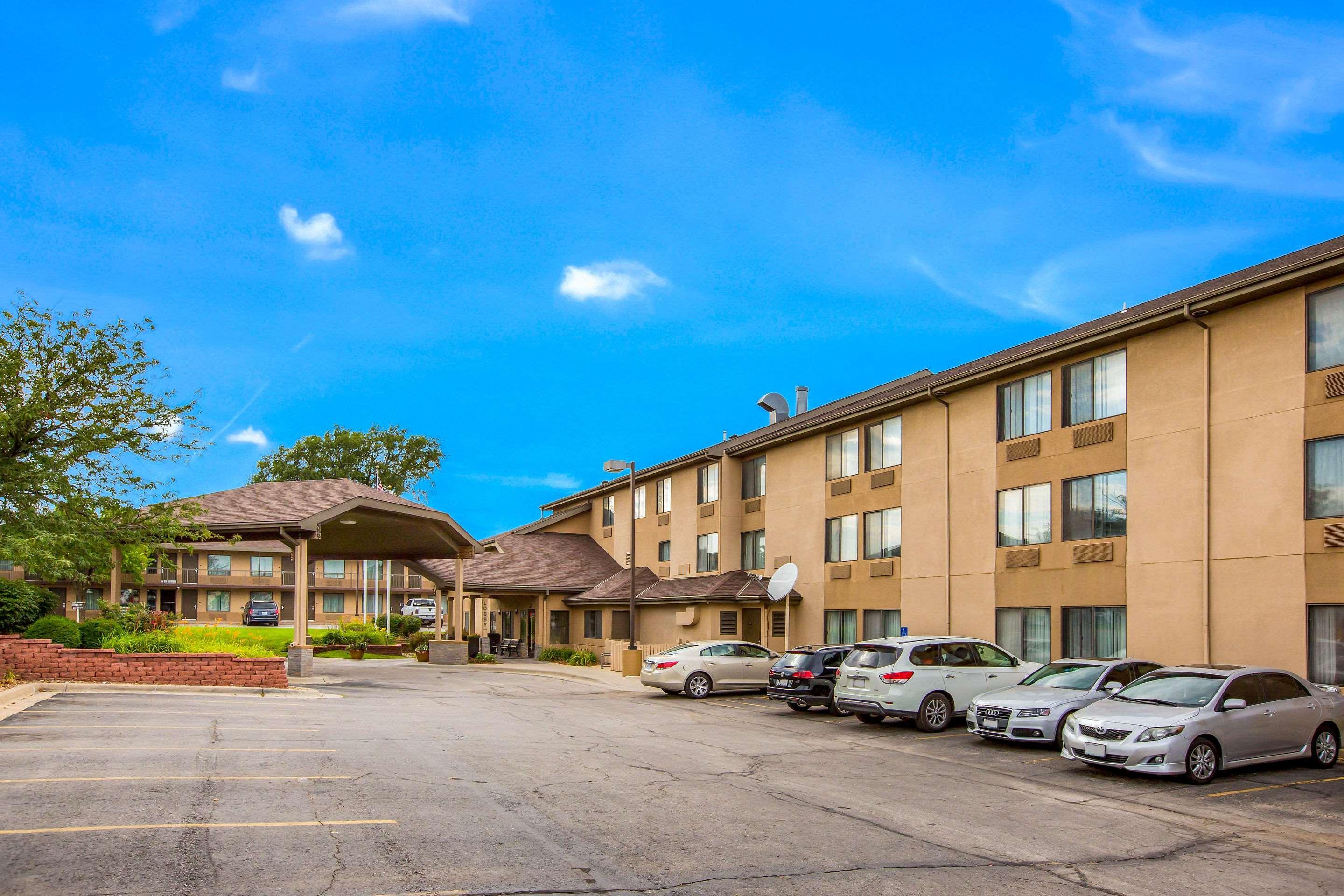 Quality Inn & Suites Lawrence - University Area Exterior foto